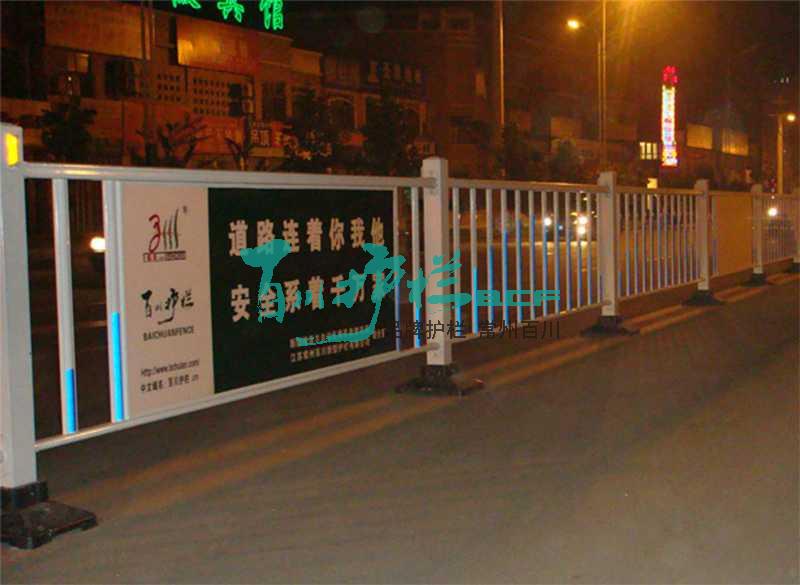 新疆库车经济型广告板护栏工程
