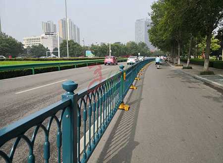 锌钢护栏与传统的铁艺以及不锈钢护栏对比,哪种更有优势 锌钢护栏与传统的铁艺以及不锈钢护栏对比,哪种更有优势